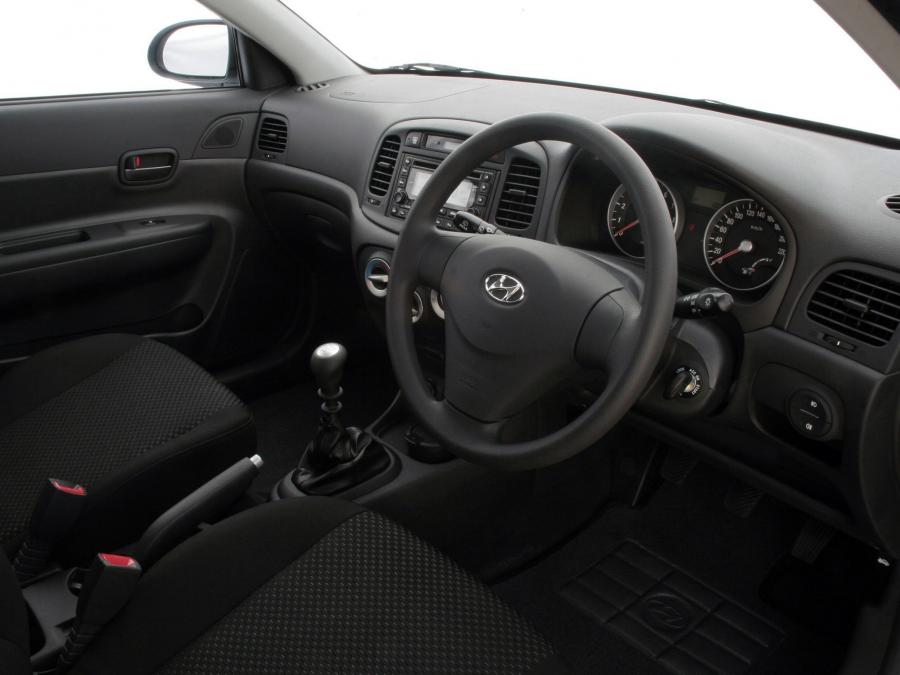  Hyundai Accent 3-Door 2007 года  (ZA) (фото 8 из 20)